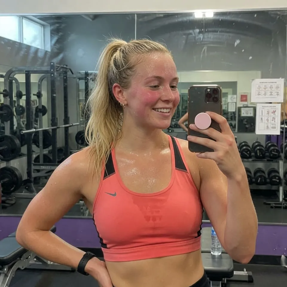 Реалистичное фото 26-летней спортивной женщины со светлыми волосами в хвосте в спортивной одежде — до нейросети